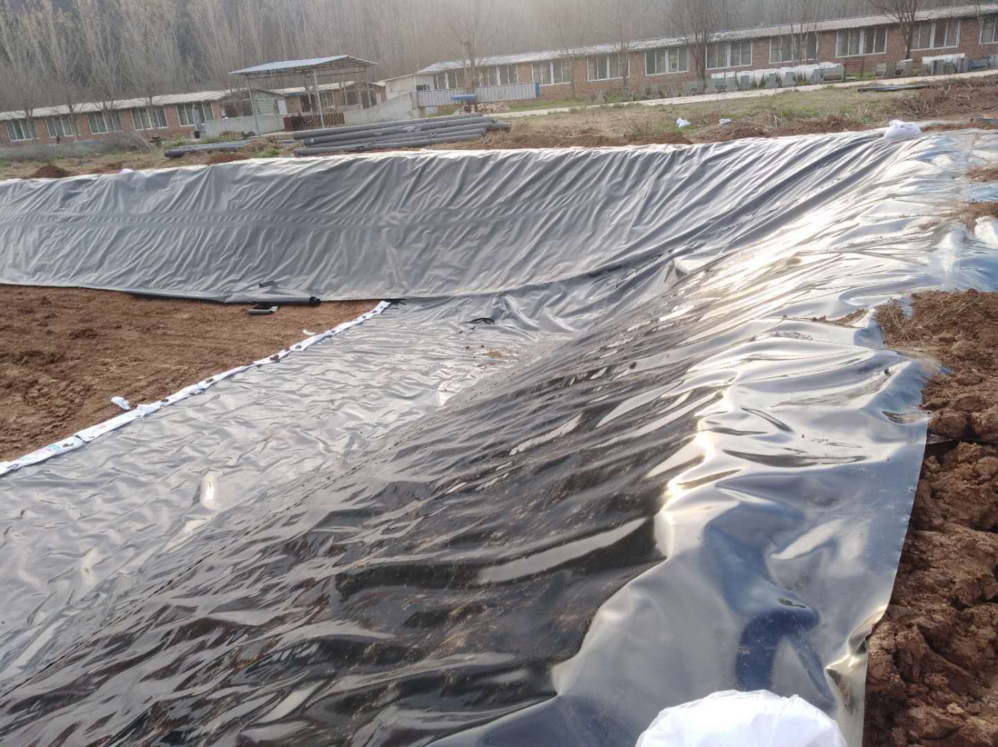 土工膜養(yǎng)殖如何設(shè)置防逃設(shè)施？